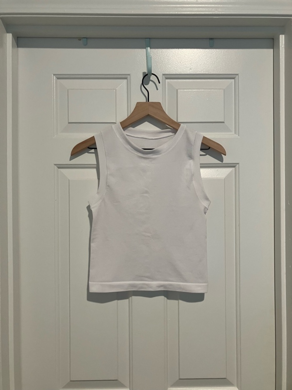 Athleta Sleeveless White Ribbed Cropped Tank Top — Clean Crew Neck